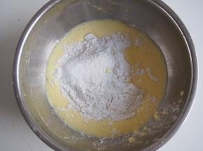 筛入低筋面粉，切拌均匀