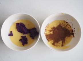 取两份50g蛋黄糊，分别加入30g紫薯泥和4g可可粉，切拌均匀