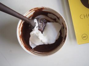 将40g蛋白霜分两次加入可可面糊中，切拌均匀