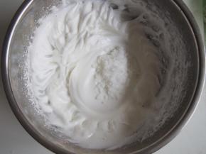 继续打发至纹路比较明显后加入第三次糖，打发至出现小尖钩