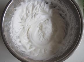 继续打发至纹路比较明显后加入第三次糖，打发至出现小尖钩