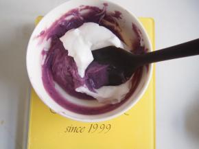 将40g蛋白霜分两次加入紫薯面糊中，切拌均匀