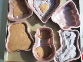 将可可面糊和紫薯面糊放入裱花袋中，在模具纹路中挤出想要的图案