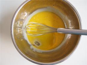 鸡蛋分离蛋清和蛋黄，蛋黄放入盆中打散，加入玉米油搅拌均匀