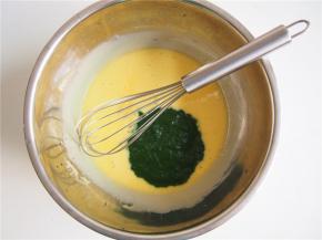 加入菠菜泥，搅拌均匀