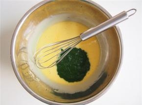 加入菠菜泥，搅拌均匀