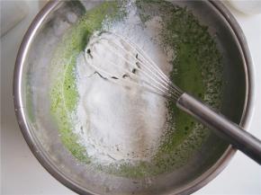 筛入低筋面粉，切拌均匀