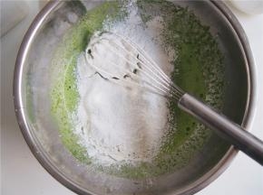 筛入低筋面粉，切拌均匀