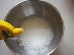 蛋白加入几滴柠檬汁，在无水无油的盆子中打发出鱼眼泡，加入三分之一的糖