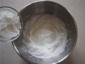 打出纹路后第二次加入三分之一的糖