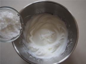 打出纹路后第二次加入三分之一的糖