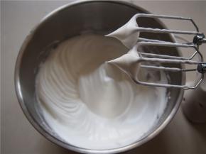 继续打发至纹路比较明显后加入第三次糖，打发至出现小尖钩