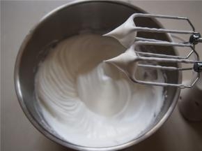 继续打发至纹路比较明显后加入第三次糖，打发至出现小尖钩