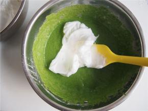 将蛋白取三分之一加入面糊中，切拌均匀