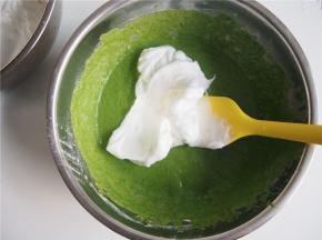 将蛋白取三分之一加入面糊中，切拌均匀