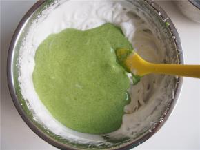 将面糊倒入剩下的蛋白中，切拌均匀