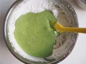 将面糊倒入剩下的蛋白中，切拌均匀