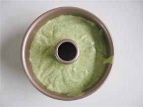 将面糊倒入模具，震一下磕出气泡，烤箱预热至135度，中下层上下火。45分钟左右熟透即可，烤好后出炉震一下，倒扣晾凉后脱模