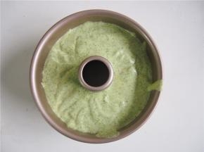 将面糊倒入模具，震一下磕出气泡，烤箱预热至135度，中下层上下火。45分钟左右熟透即可，烤好后出炉震一下，倒扣晾凉后脱模