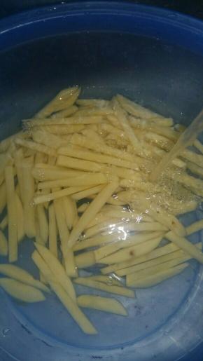 将土豆洗净削皮，切成一厘米左右厚度的长条，在水里浸泡五分钟