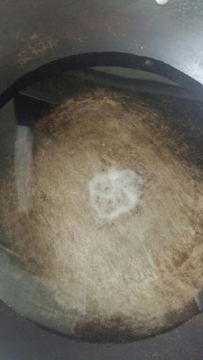 锅里放一勺盐，水开后放土豆进去煮2—3分钟。 