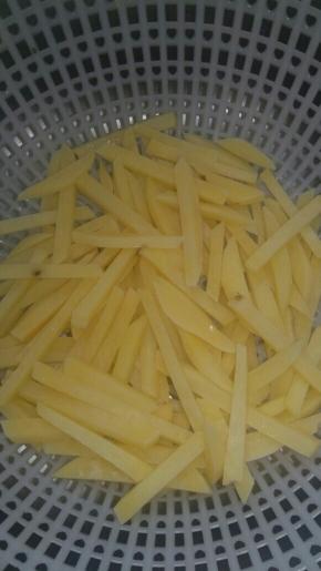 捞出沥干水分，倒入少量食用油一点盐拌匀