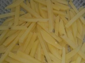 捞出沥干水分，倒入少量食用油一点盐拌匀