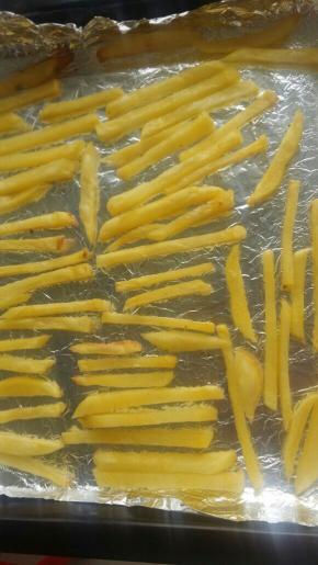 烤箱中下层220度20—30分钟，看自家烤箱火候观察薯条，金黄微焦就好