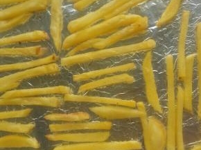 烤箱中下层220度20—30分钟，看自家烤箱火候观察薯条，金黄微焦就好