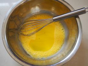 鸡蛋分离蛋清和蛋黄，蛋黄放入盆中打散，加入玉米油搅拌均匀后加入牛奶继续搅拌均匀