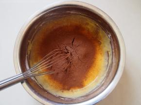 筛入可可粉，切拌均匀