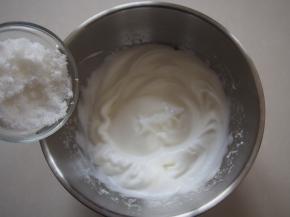 打出纹路后第二次加入三分之一的糖