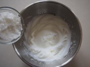 打出纹路后第二次加入三分之一的糖