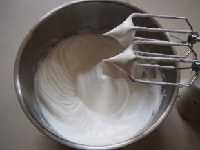 继续打发至纹路比较明显后加入第三次糖，打发至出现小尖钩