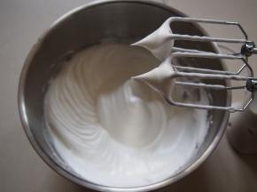 继续打发至纹路比较明显后加入第三次糖，打发至出现小尖钩