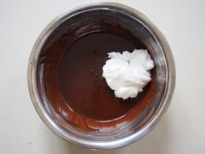 将蛋白取三分之一加入面糊中，切拌均匀