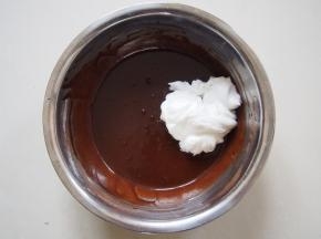 将蛋白取三分之一加入面糊中，切拌均匀