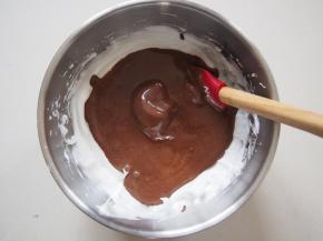 将面糊倒入剩下的蛋白中，切拌均匀