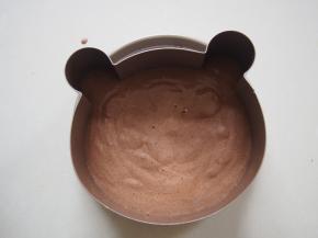 将面糊倒入小熊模具，震一下磕出气泡，这一步要用力按紧模具，以免底下有面糊流出来