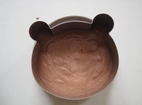 将面糊倒入小熊模具，震一下磕出气泡，这一步要用力按紧模具，以免底下有面糊流出来