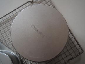 烤箱预热至130度，中下层上下火。45分钟左右熟透即可，烤好后出炉震一下，倒扣晾凉后脱模