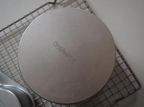 烤箱预热至130度，中下层上下火。45分钟左右熟透即可，烤好后出炉震一下，倒扣晾凉后脱模