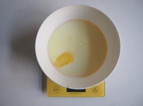 酸奶放入容器中，加入玉米油搅拌均匀