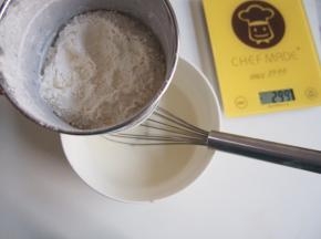 筛入低筋面粉，切拌均匀