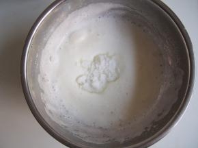 蛋白加入几滴柠檬汁，在无水无油的盆子中打发出鱼眼泡，加入三分之一的糖