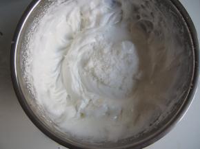 打出纹路后第二次加入三分之一的糖，继续打发至纹路比较明显后加入第三次糖，打发至出现小尖钩