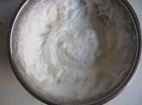 打出纹路后第二次加入三分之一的糖，继续打发至纹路比较明显后加入第三次糖，打发至出现小尖钩