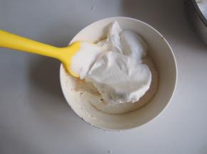 将蛋白取三分之一加入面糊中，切拌均匀