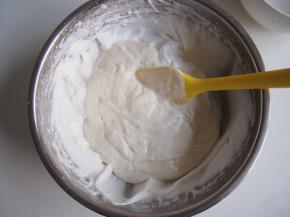 将面糊倒入剩下的蛋白中，切拌均匀