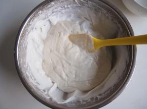 将面糊倒入剩下的蛋白中，切拌均匀